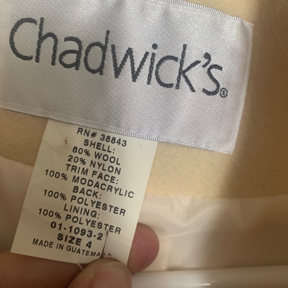 Bundle up with this lovely coat. 🧥 - Picture 2 of 8